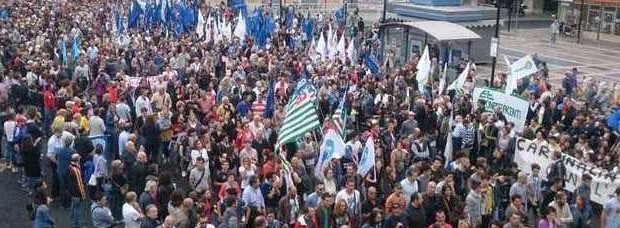 dal messaggero E’ il giorno dello sciopero generale. La città dell’acciaio si ferma per difendere la fabbrica e la sua storia. Già migliaia le persone scese in strada. Il corteo non riesce a partire (ore 9.20) Il corteo sta per partire da viale Brin, dove si trova già il segretario generale della Uil, Luigi Angeletti. Sono già migliaia le persone scese in strada che attendono il passaggio del corteo delle tute blu. Talmente tante le persone e i gruppi organizzati che stanno arrivando che il corteo fa fatica a partire. La testa del corteo è praticamente arrivata davanti alla […]