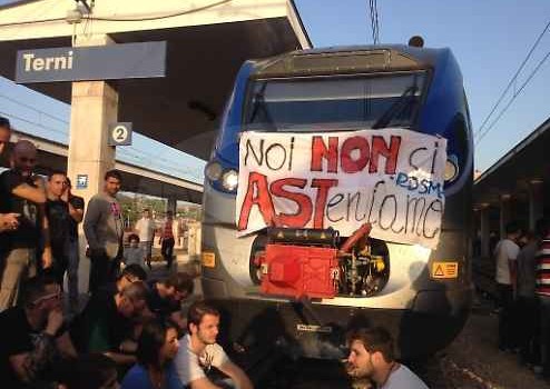 Redazione, gli operai fanno paura ai padroni. A Torino due giorni di lotta e due volte è intervenuta la polizia Si sta determinando in Italia una situazione di grave tensione sociale. La tensione è così grave da destare “preoccupazione” e indurre a metà settembre Sergio Chiamparino, presidente del Piemonte e della Conferenza delle Regioni, a scrivere una lettera al ministro del Lavoro Giuliano Poletti. Argomento della missiva, cassa integrazione e mobilità in deroga. L’erogazione degli ammortizzatori sociali spetta infatti alle Regioni, ma i finanziamenti arrivano dallo Stato: sotto accusa sono i ritardi di Roma, che costringono gli enti locali […]