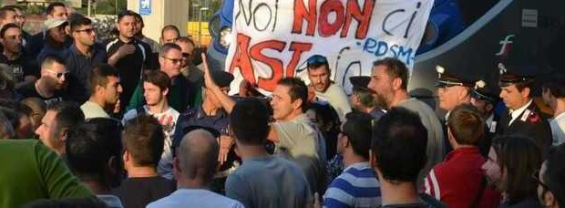 DAL MESSAGGERO http://www.ilmessaggero.it/UMBRIA/terni_ast_guidi_renzi_premier/notizie/946699.shtml   TERNI – Nella notte la rottura della trattativa su ast: sindacati e azienda bocciano il piano presentato dal governo come una mediazione fra le parti. E parte la lunga giornata degli operai. Ore 12.30 ​E’ entrata subito nel vivo l’assemblea degli operai che si sta tenendo in questo momento davanti ai cancelli delle acciaierie di Terni.Le tute blu hanno bloccato viale Brin perché come ha fatto sapere Claudio Cipolla della Fiom-Cgil «l’azienda è stata arrogante e ci fa riunire fuori ma noi non cadiamo in provocazioni». Cipolla ha anche aggiunto che «la trattativa non ha […]