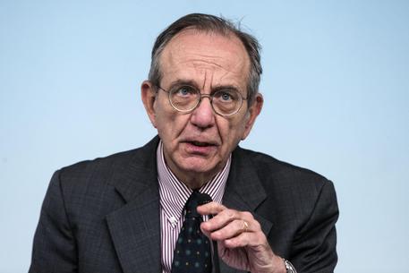 Redazione di operai contro, ‘Sono fiducioso che la situazione di shortfall verrà gestita con operazioni di mercato”. Lo ha sottolineato il ministro dell’Economia Pier Carlo Padoan a proposito degli esami della Bce, che ha bocciato Mps e Carige. ”I risultati dimostrano la tenuta delle banche europee e delle banche italiane”. Lo ha affermato il ministro dell’Economia, Pier Carlo Padoan, a un convegno sulla corporate governance, parlando dell’esito dei test della Bce. Fidatevi di Padoan non ne azzecca una Un lettore