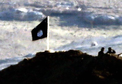 Cronaca della terza guerra mondiale Redazione di Operai Contro, i bombardamenti USA non servono che ad uccidere i civili. Se qualcuno ricorda i bombardamenti USA in Italia durante la seconda guerra mondiale ne ha una conferma Almeno un’altra bandiera nera dell’Isis è stata issata sulle colline di Kobane, la città siriana al confine con a Turchia al centro di una violenta battaglia da settimane. Alcuni ufficiali curdi affermano che l’Isis ha preso il controllo di una collina strategica nei pressi della cittadina da cui può martellare con l’artiglieria tutta l’area. La grande coalizione usa i curdi come carne da […]