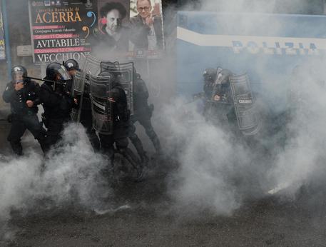 Caro Operai Contro, sparati lacrimogeni da una parte e lancio di oggetti dall’altra. A Napoli scontri tra la polizia e i manifestanti, che protestano contro il vertice della Banca centrale europea, il massimo vertice dei banchieri in Europa, ovvero dei maneggioni e usurpatori della ricchezza, frutto del lavoro espropriato agli operai sotto lo sfruttamento dei padroni. Un gruppo di manifestanti ha sfilato una scala in ferro da un furgone e messala contro il muro, qualcuno è riuscito ad entrare nel parco del palazzo dove si teneva il vertice. Le forze dell’ordine con l’uso di idranti hanno rimosso la scala. […]