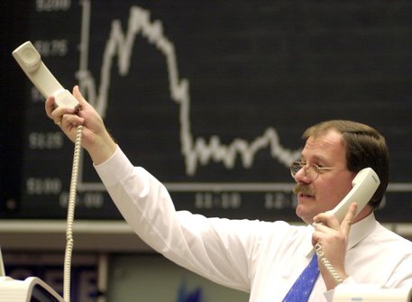 Redazione, i lacchè dei padroni ripetono la chiacchiera della crescita Cresce solo la ricchezza dei padroni I padroni giocavano in borsa per aumentare la loro ricchezza I politici hanno continuato a regalare miliardi ai padroni e ci hanno ridotto in miseria Avete ragione. Basta con le contestazioni stile studenti. Impariamo dagli operai dell’AST di terni, dai facchini di Torino Guerra ai padroni Crollano le piazze finanziarie europee. A picco Madrid (-4,6%), davanti a Milano e Parigi (-3,5%). Molto male anche Francoforte (-2,2%) e Londra (-1,8%) mentre i timori sull’economia scatenano fenomeni di panic selling. Lo spread tra Btp e Bund […]