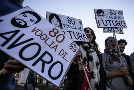 Redazione di Operai Contro, il gangster del Pd Matteo Renzi promette ogni giorno che farà crescere l’Italia. Per adesso l’unica cosa che ha fatto crescere sono i disoccupati. Il tasso di disoccupazione a settembre è salito al 12,6%, Lo comunica l’Istat sulla base dei dati provvisori spiegando che la crescita è dovuta all’aumento della partecipazione al mercato del lavoro. Ai dirigenti dell’ISTAT va il premio leccaculi e cretini. Secondo l’ISTAT la disoccupazione è aumentata perché è aumentata la partecipazione al mercato del lavoro 3,2 mln disoccupati, mai così tanti da 2004 Il numero di disoccupati a settembre è pari […]