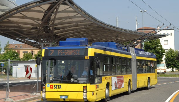 Caro Operai Contro, non centra il maltempo, nè il terremoto. Il botto viene dall’esito – rivelatosi un boomerang – del questionario voluto dal Comune di Modena riguardo il servizio del trasporto pubblico, Seta. I voti arrivano tra il 6 e il 7. La lista delle lamentele è ben nutrita, con prevalenza dell’incazzatura degli utenti del servizio extraurbano. Costi dei biglietti eccessivo rispetto alla qualità dei servizi, puntualità latente, scarso il numero delle corse, pulizia insufficiente, scadente il comfort del mezzo, poche le pensiline alle fermate, cambi di orari comunicati all’ultimo minuto, ritardi aumentati da quando gli autisti devono fare […]