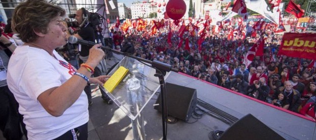 Redazione di Operai Contro, alla fine la processione di Roma è stata proprio un processione con predica finale della Camusso. Erano presenti molte miglia di lavoratori, operai, studenti e pensionati La CGIL dice un milione I lavoratori, gli operai, i pensionati che hanno partecipato saranno utilizzati dalla CGIL per propagandare le sue false lotte e chiedere a Renzi di contrattare. La minoranza del Pd che ha sfilato alla processione ha detto la sua con Fassina: “Questa manifestazione non è contro nessuno” Intanto da Firenze Renzi discute con i padroni, il finanziere vicino al premier Davide Serra si è detto favorevole a […]