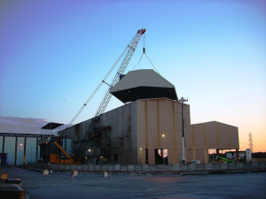 da articolotre.com Sette operai sono rimasti ustionati a seguito di un’esplosione in una acciaieria a San Giorgio di Nogaro, in provincia di Udine. Nessuno, fortunatamente, ha riportato conseguenze particolarmente gravi,  i due che in un primo momento sembrano gravi sono stati già dimessi dall’ospedale. Sul posto sono intervenuti i Vigili del Fuoco del Distaccamento di Cervignano e gli addetti del 118 che hanno prestato le prime cure agli ustionati. Gli operai stavano effettuando una colata quando, intorno alle 22.30, una perdita di acqua del circuito di raffreddamento, probabilmente dovuta a un guasto dell’impianto, è finita nel forno. La reazione […]