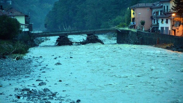 Redazione, ogni volta che piove Genova e tutti i paesi Liguri rischiano le inondazioni. Ogni volta che i torrenti esondano e ci sono i morti, il pagliaccio di turno al governo e i pagliacci del comune e della regione proclamano: non vi lasceremo soli. Belin la stessa cazzata che sento da quando sono nato trenta anni fa Torrenti esondati, un uomo ucciso per strada da un’onda di acqua e fango, un treno Frecciabianca deragliato per una frana (tre contusi), gravi danni a strade, automobili, attività commerciali. Scuole chiuse, palazzine evacuate. Antonio Campanella, infermiere genovese di 57 anni, è stato […]