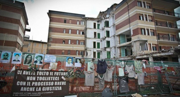 Redazione, L’Avvocatura dello Stato ha chiesto l’assoluzione o “perché il fatto non sussiste” o “perché il fatto non costituisce reato” per i 7 componenti della Commissione Grandi Rischi, condannati in primo grado a 6 anni con l’accusa di aver fornito false rassicurazioni alla popolazione 5 giorni prima del sisma inAbruzzo del 2009. Con l’intervento dell’avvocato di parte civile Wania Della Vigna ieri 17 ottobre era cominciata a L’Aquila la seconda udienza del processo d’appello. Nella precedente udienza il procuratore generale Romolo Como aveva chiesto la conferma della pena a 6 anni di reclusione inflitta in primo grado ai 7 esperti della commissione, organo […]