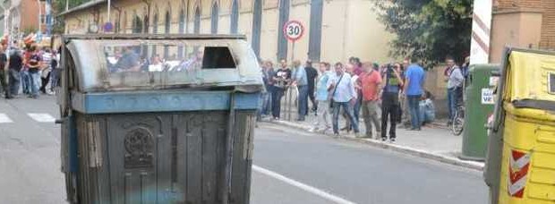 CRONACA DAL MESSAGGERO TERNI: La tensione è sempre piú palpabile. Dopo un pomeriggio vissuto ad alta tensione, quella tra mercoledì e giovedì è stata un’altra notte di roghi e cortei. Saltata la trattativa per l’ilserv gli operai hanno dato sfogo a tutta la loro rabbia, prima dando fuoco nuovamente ai cassonetti della spazzatura, poi in corteo hanno raggiunto la casa di un dirigete dell’Ast. Il caso Ilserv Nel primo pomeriggio di mercoledì 15, un gruppo di operaidell’Ilserv hanno perso la pazienza ed hanno messo a soqquadro viale Brin, buttando in mezzo alla strada alcuni cassonetti dei rifiuti, alcuni dei […]