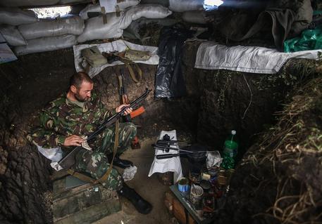 Redazione di Operai Contro, Kiev ha scaricato sui separatisti filorussi la responsabilita’ del bombardamento che ieri ha ucciso un operatore svizzero della Croce Rossa a Donetsk. Ieri i ribelli avevano accusato dell’uccisione l’esercito di Kiev. Mosca condanna come una ”violazione grossolana del diritto internazionale umanitario” il bombardamento che ieri ha causato la morte di un operatore svizzero della Croce Rossa a Donetsk e sottolinea la ”reazione frettolosa delle autorita’ di Kiev, che si sono precipitate a scaricare tutta la responsabilita”’ di questa episodio. “Kiev non ha voluto riconoscere una cosa evidente: il quartiere di Donetsk sottoposto ai bombardamenti e’ situato nel territorio controllato dai miliziani mentre i bombardamenti sono stati effettuati […]