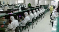  Rassegna srampa Continua il supersfruttamento dei lavoratori nel gruppo Jabil fornitore di Apple Inchiesta di China Labor Watch sulle fabbriche cinesi del gruppo americano Jabil a Wuxi, in Cina, che producono i coperchi di iPhone 6. L’inchiesta è stata condotta tramite investigatori che sono entrati come operai nella fabbrica Jabil Green Point. Orario di lavoro settimanale che arriva fino a 77 ore, straordinari accumulati fino a 158 ore (quattro volte le 36 ore previste dalla legge cinese) con un salario ancora inferiore alla media locale; insicurezza delle condizioni di lavoro. Diverse le violazioni rilevate, discriminazione nelle assunzioni contro donne […]