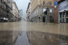 NESSUNO E’ RESPONSABILE: STORIE  DI (IR)RESPONSABILITA’. Negli ultimi tempi i giornalisti irreggimentati sono molto impegnati a neutralizzare gli effetti che gli avvenimenti di cronaca possono avere sull’opinione pubblica: quando la gente muore, si ritrova con le case allagate, i mobili da buttare, oppure quando l’aria si riempie di fumo nero, è importante contenere la rabbia, ed è necessario non individuare le vere cause di tali distruzioni. Questo viene ottenuto in due modi: manipolando gli avvenimenti, magari con l’uso di termini ad effetto, oppure ignorandoli  per evitare che se ne parli. LE BOMBE D’ACQUA. Da un po’ di tempo è […]