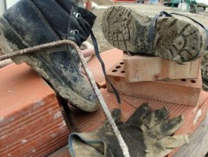 Redazione di Operai Contro, Continua la strage di operai Sono morti a Forenza (Potenza) due operai di Gravina in Puglia (Bari), Lorenzo Scalese, di 45 anni, e Paolo Lopez, di 24, caduti da un tetto di un capannone su cui stavano lavorando. I sanitari del 118, giunti da Potenza,hanno solo potuto constatare la morte di uno dei due operai. L’altro, invece, ha subito un trauma cranico ed è stato trasportato in “codice rosso” al San Carlo di Potenza, dove è morto nel pomeriggio Secondo quanto ricostruito dai Carabinieri della Compagnia di Venosa (Potenza), i due (Scalese era il titolare della ditta) […]