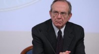 Redazione di Operai Contro, Padoan è un contabile da quattro soldi che non riesce neanche ad immaginare cosa sia la crisi economica. I giornalisti lo intervistano e danno importanza alle cazzate che dice La legge di Stabilità è’ pronta – ha detto il ministro dell’Economia, Pier Carlo Padoan a ‘in mezz’ora’ – vediamo gli ultimi dettagli in queste ore. Domattina sarà al Quirinale”. Con le nuove norme, ha sottolineato il ministro, potrebbero crearsi 800 mila nuovi posti  in tre anni dal 2015 “ma potremmo anche sbagliarci per difetto. Sono almeno due decenni che il Paese è bloccato – ha […]