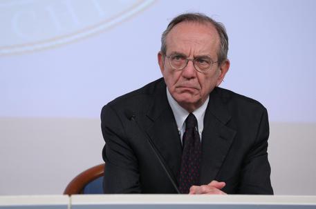 Redazione di Operai Contro, Padoan è un contabile da quattro soldi che non riesce neanche ad immaginare cosa sia la crisi economica. I giornalisti lo intervistano e danno importanza alle cazzate che dice La legge di Stabilità è’ pronta – ha detto il ministro dell’Economia, Pier Carlo Padoan a ‘in mezz’ora’ – vediamo gli ultimi dettagli in queste ore. Domattina sarà al Quirinale”. Con le nuove norme, ha sottolineato il ministro, potrebbero crearsi 800 mila nuovi posti  in tre anni dal 2015 “ma potremmo anche sbagliarci per difetto. Sono almeno due decenni che il Paese è bloccato – ha […]