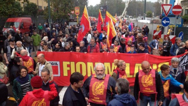Redazione di operai Contro, ti invio un articolo della protesta degli operai contro Renzi Un operaio di Milano Traffico in tilt attorno alla zona rossa che ha blindato la Fiera, specie attorno a via Gattamelata, sede del Mi.Co. E’ qui che alle 15.30 Angela Merkel, Francois Hollande e Matteo Renzi, danno inizio alla Conferenza Ue sul lavoro. Il tema è caldo e infatti sei ore prima dell’inizio del vertice, Milano è già in tilt. In piazza ci sono migliaia di lavoratori (in marcia da piazzale Lotto a piazza Firenze per il comizio di Maurizio Landini), gli studenti (che hanno […]