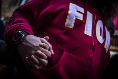 Redazione di Operai Contro, noi operai dell’AST e migliaia di operai di altre fabbriche, stiamo lottando da anni contro i licenziamenti. Padroni, governi e sindacati, ci portano allo sbando con i tavoli e gli scioperi generali a scoppio ritardato Landini è un sindacalista come gli altri. Landini ha dichiarato che la FIOM farà uno sciopero generale a Novembre. Dopo vengono le feste di Natale e noi operai potremo guardare le stelle Intanto continua la presa in giro dei tavoli. Durante l’incontro che si è tenuto oggi a Palazzo Chigi il Ministro dello sviluppo economico Federica Guidi ha riferito ai […]