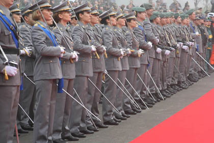 Caro Direttore, in Italia su 8.000 dipendenti del corpo forestale ben 5.500 sono dirigenti! In pratica gli agenti che entrano in azione intervenendo sul campo in caso di incendi, e altre emergenze sono 2.500, distribuiti in 1000 stazioni territoriali, i restanti 5.500 dirigono in 20 comandi regionali, cento comandi provinciali e relativi distaccamenti! Se si stabilisse la stessa proporzione anche negli altri settori, non si potrebbe affrontare seriamente il problema dell’occupazione? Più dirigenti per tutti non sarebbe la soluzione alla disoccupazione? Saluti ansiosi