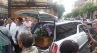 DOPO QUARANT’ANNI DI LAVORO CONCLUDE LA SUA ESISTENZA COME TORCIA  UMANA. Alcuni giorni fa è morto, a Catania, un operaio edile disoccupato, costretto a fare il venditore ambulante di frutta e verdura. Si era dato fuoco tempo addietro, il 19/ 9/2014. La vicenda è stata attenzionata sulla stampa locale per alcuni giorni, poi, data la notizia della morte, è calato un silenzio stampa pressoché totale sui risvolti dell’accaduto. Anche in questo modo si “forma l’opinione pubblica”, insabbiando avvenimenti scomodi, che possono “turbare la pace sociale”, il popolo non deve essere distolto dal torpore informativo in cui è tenuto. I […]