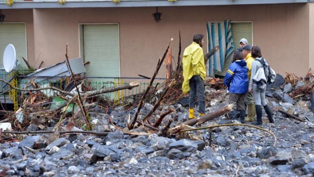 Redazione di Operai Contro, I giornalisti al servizio del governo e della polizia titolano: “Genova di rimbocca le maniche dopo l’alluvione. E intanto si contano i danni. Hanno rispolverato le magliette dell’alluvione del 2011, quelle con scritto “Non c’è fango che tenga”, i ragazzi genovesi e di altre zone della regione e con guanti e pale si sono messi al lavoro per ripulire la città. Anche a Montoggio al lavoro per liberare il paese da detriti. E se una volta ci rimboccassimo le maniche e impugnando le pale andassimo ai palazzi del governo. Belin sarebbe l’unica cosa giusta da fare Renzi, […]