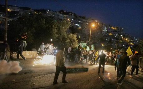 Redazione di Operai Contro, Incidenti a Gerusalemme est dopo l’uccisione da parte della polizia di un militante palestinese, Muataz Hijazi. Fonti locali, citate dall’agenzia di stampa Maan, sostengono che il militante palestinese Hijazi e’ morto dissanguato dopo essere stato lasciato a lungo sul terreno. Giovani che volevano prestargli soccorso sono stati dispersi dalla polizia con proiettili di gomma. Hijazi e’ un militante della Jihad islamica che risiedeva nel rione palestinese di Silwan, a ridosso della Citta’ vecchia di Gerusalemme. La ferocia d’Israele non ha limiti La tenacia dei Palestinesi nella lotta contro Israele anche Un Palestinese di Gerusalemme