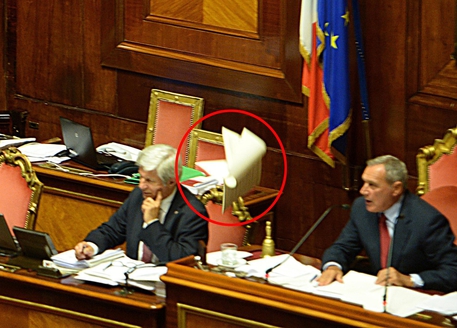 Caro Operai Contro, il Senato approva con il voto di fiducia, il maxiemendamento sul Jobs act, cosidetto “riforma del lavoro”. La “discussione” in Parlamento sui singoli punti prevede: licenziamento più facile, abolizione della cassa integrazione straordinaria, di quella in deroga e del sussidio di mobilità. In cambio le famose “tutele crescenti” ovvero, l’estensione dell’indennità di disoccupazione (Aspi: assicurazione sociale per l’impiego) anche ai cococo a condizione che questi abbiano, una sperimentazione “almeno biennale a risorse definite” (che vorrà dire?). I contenuti e le relative fregature sui singoli punti non sono ancora stati resi noti fino in fondo, sono affidati […]