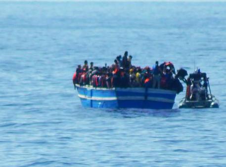 Redazione di Operai Contro, Costa dai tremila ai seimila dollari un posto su un barcone della morte per i migranti che scappano dall’Africa all’Europa via mare verso la Sicilia. Chi prende i soldi e si arricchisce sono gli scafisti I veri responsabili sono i padroni di tutto il mondo Sono i padroni che non vogliono più migranti Operai ricordiamolo Un senegalese