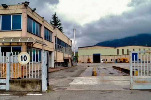 Egregio Direttore, un operaio è morto sul lavoro a Cerveno in provincia di Brescia, nella fabbrica Riva Acciaio, lo stesso padrone dell’Ilva di Taranto. L’operaio aveva 55 anni, residente a Ossimo (BS) è morto schiacciato da un mezzo in manovra. L’arrivo dell’elisoccorso non ha potuto che constatarne la morte. La strage operaia per il profitto dei Riva, va ben oltre l’Ilva di Taranto. Muoviamoci in fabbrica e nei cantieri per costringere i padroni a mettere adeguate misure di sicurezza e prevenzione; per respingere i ritmi elevati, concause di infortuni, per impedire che il padrone possa dire dopo un infortunio […]