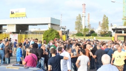 dal fatto quotidiano Circa trecento lavoratori della raffineria Eni di Livorno da questa mattina hanno incrociato le braccia e dato il via a uno sciopero e un presidio fuori dallo stabilimento che dovrebbe durare tutto il giorno. A rischio, tra dipendenti diretti e indiretti dell’impianto, ci sono 1200 posti di lavoro,una fetta importante dell’occupazione sul territorio livornese. Il futuro dello stabilimento è incerto, si teme la vendita da parte di Eni che sembra voler uscire dalla raffinazione petrolifera.  