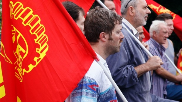 Redazione di Operai Contro, Santa Maria a Monte, 20 ottobre 2014 – Montecalvoli. Strada sbarrata davanti le Officine Ristori dalla rabbia degli operai che ancora devono roscuotere lo stipendio di settembre e non sanno quale sarà il loro futuro. I picchetti impediscono l’ingresso alla fabbrica e oggi è giorno di sciopero generale nella grande aziende dell’indotto Piaggio. Se in giornata non ci saranno comunicazioni sull’accordo che Ristori dovrebbe concludere con Piaggio e non si sbloccherà la vicenda dei pagamenti sarà sciopero anche domani. Ristori occupa 154 operai, i problemi sono in fase acuta dal luglio scorso quando non è stato pagato il […]
