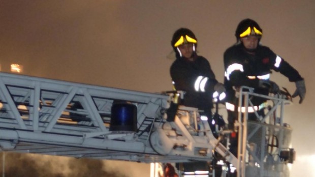 Caro Operai Contro, l’inceneritore ha preso fuoco. Ma perché? Cosa sono costretti a bruciare gli operai a loro insaputa? Dopo l’intervento dei pompieri che hanno spento l’incendio, i giornali trepidano: “cittadini e istituzioni col fiato sospeso in attesa del verdetto delle centraline dell’Arpa. I rilevatori, nelle vicinanze del “camino”, stanno registrando giorno e notte le sostanze presenti in atmosfera”. Ma perché tanta preoccupazione solo quando i fumi e le esalazioni, escono dalla fabbrica? Oppure: se le misure di sicurezza e prevenzione in fabbrica sono a posto, e gli operai non respirano veleni o sostanze nocive, perché tanta preoccupazioni se […]