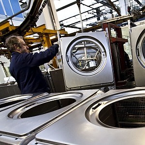 Redazione di Operai Contro, Mentre si apprestano a salire al controllo totale della storica società di elettrodomestici, gli americani di Whirlpool svelano, almeno in parte, i piani futuri sulla Indesit, parlando di un generale processo di “riorganizzazione” che in questa fase non sembra escludere categoricamente la chiusura di qualche stabilimento. La chiusura di qualche stabilimento vorrà dire operai licenziati La favoletta del nuovo padrone finisce sempre così Un operaio indesit