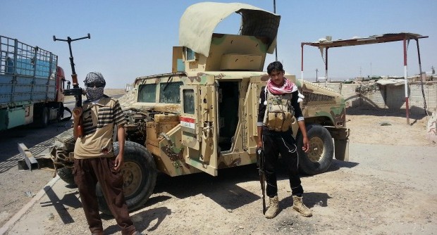 Redazione, I miliziani dello Stato Islamico hanno preso la periferia meridionale della città siriana di Kobane, un villaggio a poche centinaia di metri dal confine turco con popolazione a maggioranza curda. I jihadisti fedeli all’autoproclamato califfo, Abu Bakr al-Baghdadi, bussano così alle porte dell’Europa minacciando il paese del presidente Recep Tayyip Erdoğan. Più di dieci anni di occupazione USA dell’Iraq hanno prodotto l’esercito del Califfato Gli USA hanno paura ad inviare i marines contro l’esercito del Califfato. Preferiscono pagare dei mercenari e bombardare ammazzando altri civili La polpetta avvelenata per i combattenti curdi non è servita. Ora l’esercito Turco […]