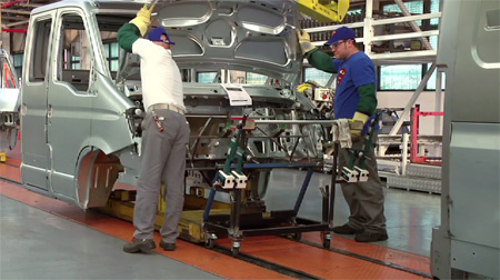 Caro Operai Contro, sciopero e assemblee riuscite alla Iveco di Suzzara (Mn) contro l’aumento dello sfruttamento imposto dalla Fiat: tempi di lavoro tagliati del 30%; taglio del salario 95 euro in due anni. La Fiat Iveco di Suzzara, fabbrica da 1.480 operai e 150 impiegati, si è sganciata unilateralmente dal contratto nazionale di lavoro dei metalmeccanici. Si “confronta” unicamente con Fim Cisl e la Fismic. La Fiom tenuta fuori dalla porta denuncia: “Condizioni precipitate senza contratto nazionale” Invio un articolo della Gazzetta di Mantova. Saluti da un lettore. SUZZARA. Immaginate una serie di movimenti che fate tutti i giorni, […]