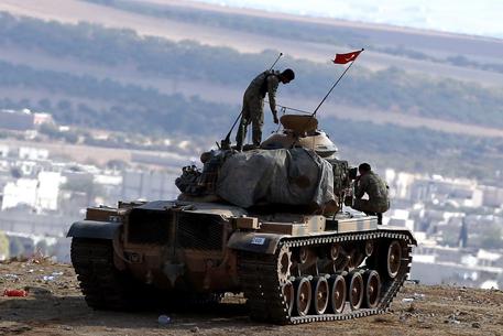 Le ambulanze con i feriti devono aspettare al confine tra 3 e 10 ore per i controlli dell’esercito. Per questo motivo ieri notte sono morte 3 persone“. Fuad Akgul è un medico volontario presso l’ospedale di Suruc, dove vengono trasportati i feriti diKobane. L’esercito turco presidia il confine, ma impedisce che i feriti gravi vengano trasportati subito in ospedale. “Nelle ultime due settimane – continua il dottore – sono morte almeno 12 persone per questo motivo”. Anche i paramedici che lavorano sulle ambulanze si lamentano dell’operato delle Forze armate di Ankara: “Dovremmo poter andare a prendere i le persone […]