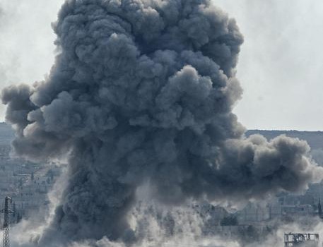 Cronaca L’Isis ha lanciato un appello ai ‘lupi solitari’ a colpire gli insegnanti americani e stranieri delle scuole internazionali nei Paesi musulmani.L’obiettivo è quello di “costringere i diplomatici stranieri” a lasciare i Paesi musulmani. L’Isis ha diffuso un nuovo video con il prigioniero britannico John Cantlie. Lo riferisce il Site. Nel filmato di 5 minuti e 32 secondi, intitolato ‘Dentro Ayn al’Islam’, si vede l’ostaggio vestito di nero mentre dice di essere nella città di Kobane, al confine tra Siria e Turchia, “controllata dai jihadisti”. “Ciao, sono John Cantlie e siamo a Kobane, nel cuore della zona di sicurezza […]