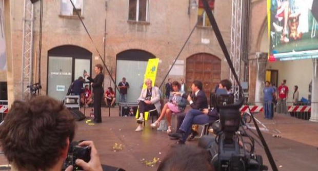 Redazione, Il buffone Renzi era andato a Ferrara per fare la solita passerella. Questa volta è stato accolto da lanci di uova e fischi. Il buffone era ospite del festival della rivista Internazionale a Ferrara. E’ stato ‘colpito’ da alcuni contestatori mentre si trovava sul palco in piazza Municipale. Operai Il buffone ci penserà bene prima di venirci a far visita in fabbrica Non abbiamo uova Un operaio  