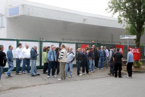 Il S.I. COBAS di Pavia denuncia l’aggressione gratuita subita ieri mattina da un operaio nostro iscritto presso la Legatoria INSERVICE di Landriano (PV) da parte di un energumeno anch’esso socio lavoratore con contratto subordinato della cooperativa SERVIZI MULTILAVORO SOC.COOP. L’operaio sta fortunatamente bene, nonostante sia stato aggredito alle spalle, trascinato per un braccio e buttato a terra di schiena; venuti a conoscenza dell’accaduto, abbiamo accompagnato il lavoratore al Pronto Soccorso dove fortunatamente anche le lastre a testa e dorso hanno escluso fratture, evidenziando comunque una leggera contusione cranica e determinando una prognosi di 4 giorni di riposo. La sicumera […]
