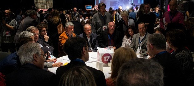 piccola cronaca da Firenze “Non è possibile che lui investe in tutto il mondo e poi lo prende in quel posto in Italia”. Alle undici e quaranta il tavolo 50, quello in cui si parla delle pmi, pullula di sostenitori. Tutti ad apprezzare e a elogiare Davide Serra, amministratore delegato del fondo Algebris. Lui, amico di Renzi e super sponsor della Leopolda, presiede il tavolo con autorevolezza. Ed entra nel cuore dell’attualità politica. Gli scioperi? “Dipende dall’obiettivo, se vogliono creare posti di lavoro o disoccupati: se vogliono aumentare i disoccupati facciano lo sciopero generale“. E su chi sciopera ha un’idea precisa: “Se avessero […]