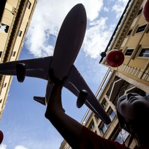 Redazione, Meridiana ci fa lo sconto ha proposto un taglio da 1.634 lcenziati a 1.366. Di questi 268 lavoratori recuperati dal totale degli esuberi, 90 sarebbero pensionabili, mentre degli altri 178, 37 sarebbero a tempo determinato in Air Italy. “Rispetto a questo importante passo avanti fatto dall’azienda e allo sforzo messo in campo, resta ferma la richiesta di meridiana di riconoscere al proprio personale, così come avvenuto per Alitalia, un trattamento di mobilità di durata  fino a cinque anni, alle medesime condizioni economiche previste oggi dalla cassa integrazione straordinaria – dunque all’80% della retribuzione – portando il periodo complessivo […]