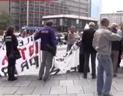 Redazione di Operai Contro, A Cassina de Pecchi dopo la Jabil tocca ai dipendenti Nokia. Lavoratori Nokia in sciopero contro i 150 licenziamenti annunciati venerdì scorso. I lavoratori, dalle 7 di lunedì mattina, hanno incrociato le braccia bloccando le attività della sede di Cassina de’ Pecchi (Milano), la più colpita dal provvedimento, che interessa 4 lavoratori a Roma, oggi in assemblea, e 2 a Napoli. «Andiamo avanti a oltranza – spiega un delegato della Rsu – finché la Proprietà non ritirerà tutte le lettere di licenziamento e mercoledì saremo in piazza a Milano al summit Ue sul lavoro». Secondo […]