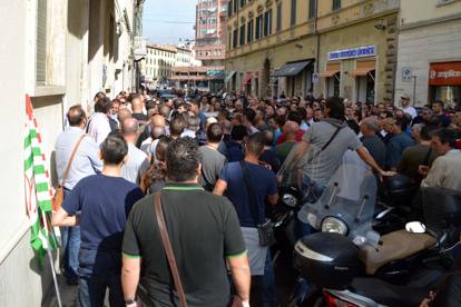 I 450 operai dello stabilimento livornese della Trw Automotive Italia rischiano di perdere il posto perché lo stabilimento potrebbe chiudere. Questo è quanto emerge della riunione che si stava svolgendo questa mattina nelle stanze della Confindustriadi Livorno dove erano presenti i vertici di Trw Autmotive Italia e due manager stranieri del gruppo (un inglese e un polacco). Appresa la notizia i lavoratori che si erano radunati in presidio fuori dalla sede di Confindustria decidono di occupare la sede a oltranza, impedendo alla dirigenza di uscire, sperando così di ottenere un accordo che escluda la chiusura dello stabilimento. Oltre alle rappresentanze […]