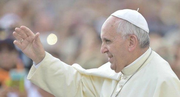 Redazione di Operai Contro, il capo spirituale della Crociata dei padroni occidentali contro i giovani mussulmani ha parlato:  “Assistiamo a un fenomeno di terrorismo di dimensioni prima inimmaginabili”. Non ha usato parole di circostanza Papa Francesco nel concistoro sul Medio Oriente, da lui convocato subito dopo le due settimane del Sinodo dei vescovi sulla famiglia che si è svolto in Vaticano, per condannare le atrocità commesse dai fondamentalisti dell’Isis. “Non possiamo rassegnarci – ha affermato Bergoglio – a pensare al Medio Oriente senza i cristiani, che da duemila anni vi confessano il nome di Gesù. Gli ultimi avvenimenti, soprattutto […]