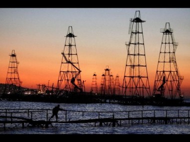 Caro Operai Contro, falliscono i tentativi della Russia di un accordo mondiale per tagliare la produzione di petrolio e rialzarne le quotazioni. Continua la guerra dei prezzi dell’oro nero, avviata nel 2014 dall’Arabia Saudita, con la decisione di inondare il mondo di petrolio e tagliare le gambe agli Usa. Gli stessi tagliatori di teste ai vertici di Riad, non avevano messo in conto che proprio Wall Street, potesse rappresentare per le centinaia di private compagnie di petrolio americane (frachers), una barriera finora resistente a questa guerra dei prezzi al massacro. Lo strumento prescelto è stato l’hedging: le banche hanno […]