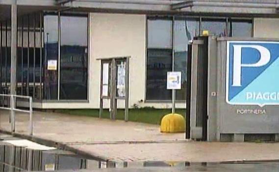 Non hanno atteso la manifestazione del 25 ottobre a Roma gli operai della Piaggio di Pontedera per dire no alla ventilata riforma dell’articolo 18 da parte del Governo e così stamani gli operai della Piaggio hanno fatto sciopero e un corteo all’esterno dello stabilimento con presidio finale sotto la sede dell’Inps. Tra le ragioni dello stato di agitazione, ha spiegato Massimo Cappellini, della rsu Fiom Piaggio, però non c’è solo il jobs act di Renzi ma anche ”l’abuso degli ammortizzatori sociali da parte delle aziende come Piaggio” e il presidio è un modo per chiedere all’Inps ”di non concedere […]