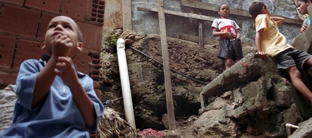 Redazione di Operai Contro, le 85 persone più ricche al mondo tra 2013 e 2014 hanno “guadagnato” 668 milioni dollari in più al giorno in più. In pratica, quasi mezzo milione di dollari ogni minuto. In Italia, secondo l’Ocse, da metà degli anni ’80 fino al 2008, la disuguaglianza economica è cresciuta del 33% (dato più alto fra i Paesi Ocse, la cui media è del 12%) mentre in tutto il mondo 805 milioni di persone soffrono ancora la fame. E’ quanto emerge dal report di Oxfam sulle disuguaglianze, secondo cui la prosperità è appannaggio solo di una ristretta cerchia di eletti che vede crescere sempre […]