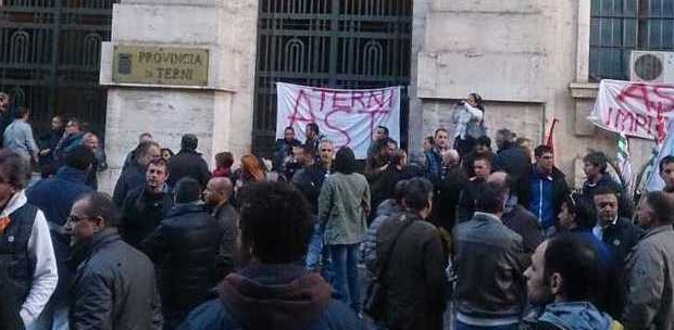 Redazione di Operai Contro, il tavolo in prefettura è fallito Le parti si sarebbero dovute incontrare in Prefettura, ma come si ipotizzava alla vigilia dell’improvviso faccia a faccia convocato dal prefetto di Terni Gianfelice Bellesini, l’ad di Ast Lucia Morselli non si è presentata a palazzo Bazzani. Il prefetto, si è detto preoccupato per l’ordine pubblico, ha comunque incontrato i sindacati, i quali hanno ribadito che per ristabilire la calma i segnali devono arrivare dall’azienda. I sindacati devono portare allo sfacelo gli operai dell’AST di Terni Gli operai hanno la forza per imporre a chiunque i loro interessi, i […]