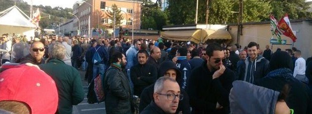 Redazione di Operai Contro, continua il presidio in viale Brin e l’occupazione di palazzo Spada L’ad dell’Ast nella notte è stata protagonista di un blitz al presidio degli operai ai cancelli di viale Brin. L’ ad si è presentata, tra le proteste degli operai che l’hanno accerchiata, ed ha anche tentato di spiegare la crisi dell’azienda ed il perché delle sue iniziative. L’atmosfera si è surriscaldata e l’ad Morselli alla fine è stata intimata dal questore a rientrare in ufficio e l’ha lui stesso accompagnata per allontanarla dal presidio. Questo dopo un giorno difficile coin il nuovo sciopero dei […]