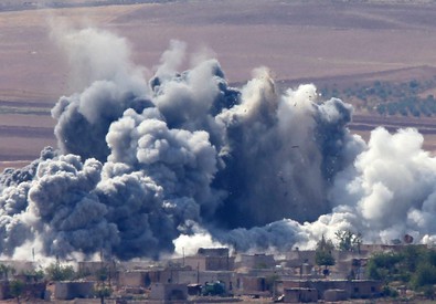 Redazione di Operai Contro, Almeno 662 persone sono rimaste uccise a Kobane dall’inizio dell’offensiva jihadista, un mese fa. Lo ha reso noto l’Osservatorio siriano per i diritti umani, che non tiene conto delle vittime civili dei raid aerei della coalizione anti-Isis a guida americana. La ong specifica che dal 16 settembre sono morti 374 combattenti dell’Isis e 258 curdi, che difendono la città siriana al confine turco, Ormai la grande coalizione ha buttato tonellate di bombe, uccidendo migliaia di civili. Senza riuscire a fermare i soldati dell’ISIS che assediano Kobane I soldati dello Stato islamico (Isis) stanno circondando Ameriya, citta’ irachena a sud di Falluja, a […]